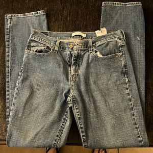 Women’s Levi’s Straight Leg Size 10. Great used condition.